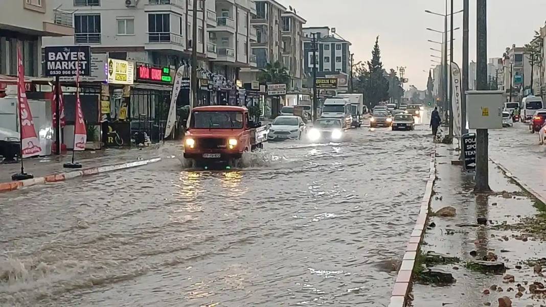 Sağanak Yağış Antalya’yı Vurdu: Araçlar Yolda Kaldı! 2
